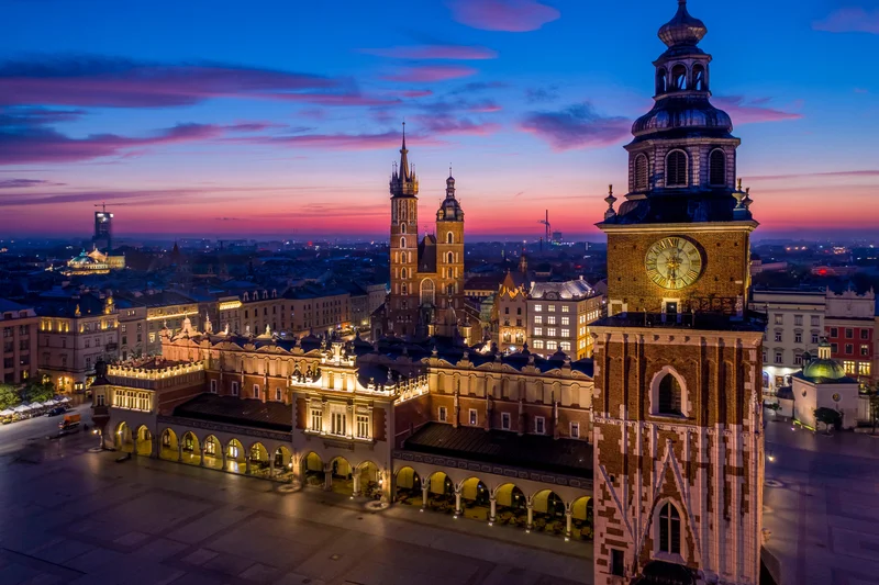 Poland Diverges: Rate Cuts vs. What's Happening Now